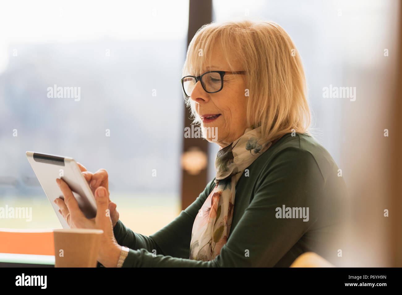 Senior Geschäftsfrau mit digitalen Tablet Stockfoto