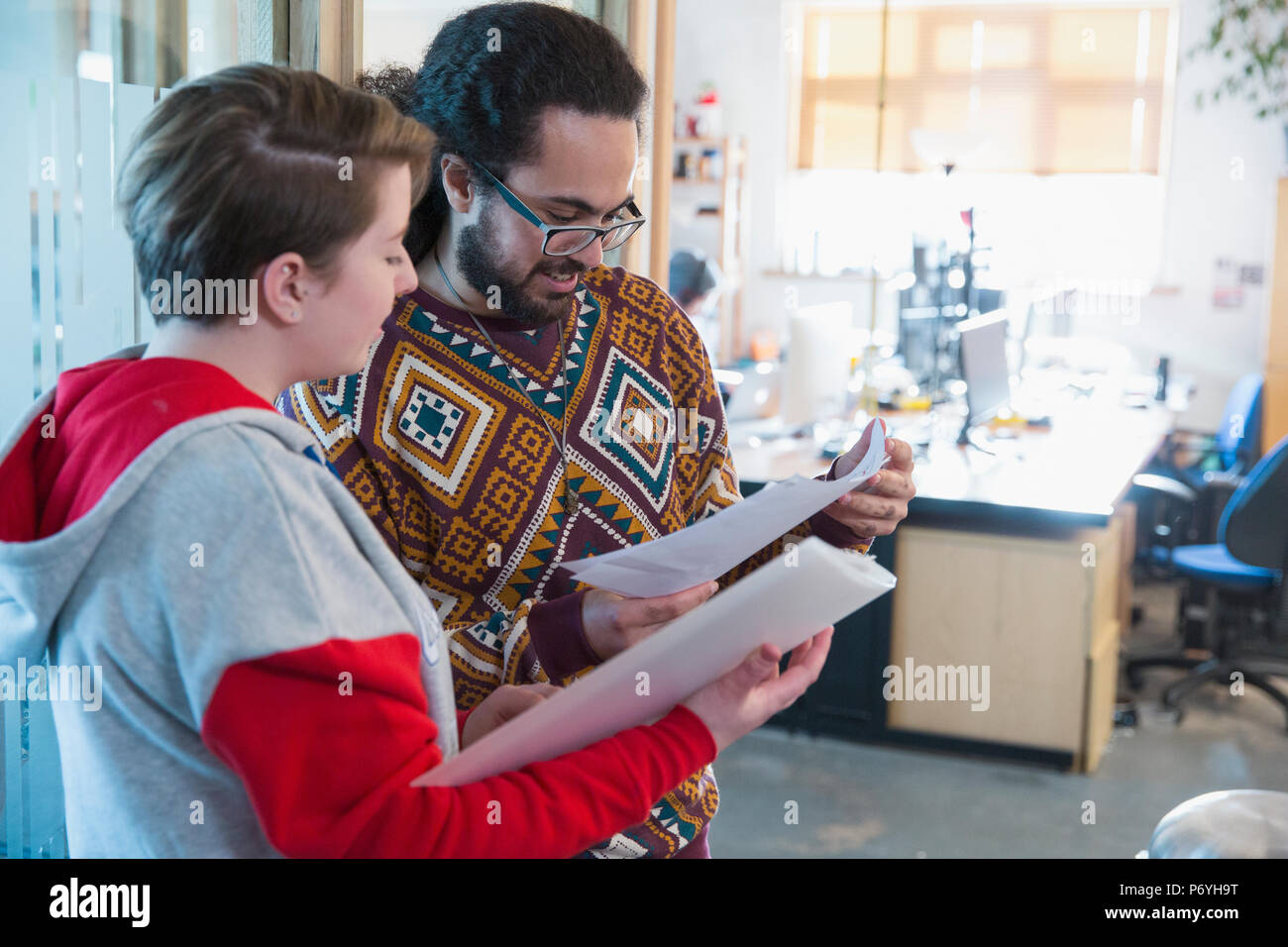 Kreative Geschäftsleute diskutieren Papierkram im Büro Stockfoto