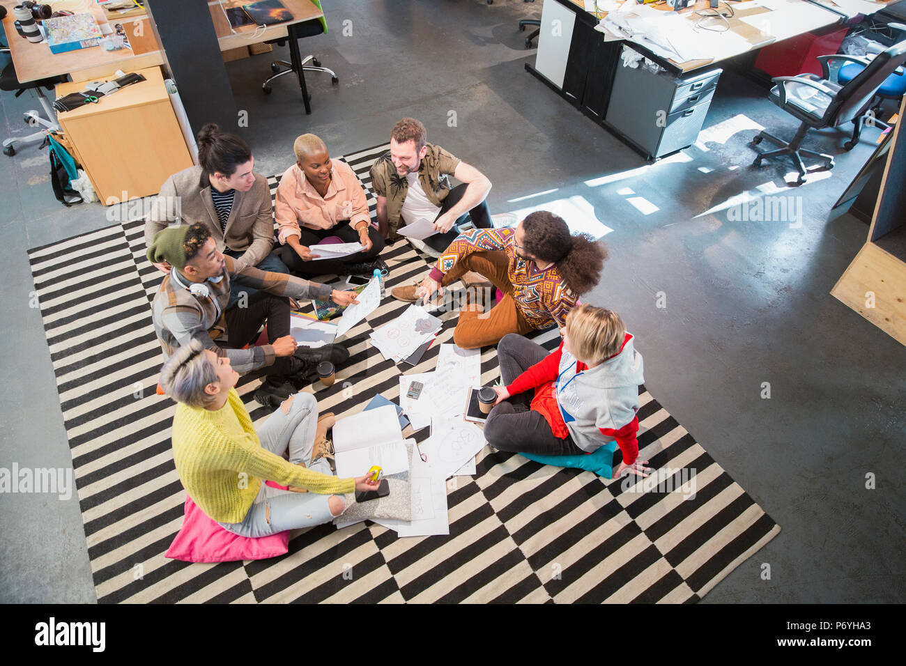 Creative Business Team Meeting, Brainstorming im Kreis auf dem Boden im Büro Stockfoto