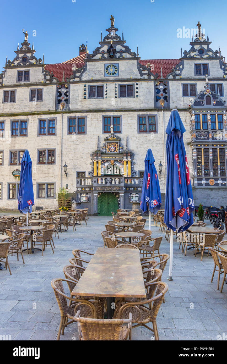 Tische und Stühle im Rathaus von Hannoversch munden, Deutschland Stockfoto