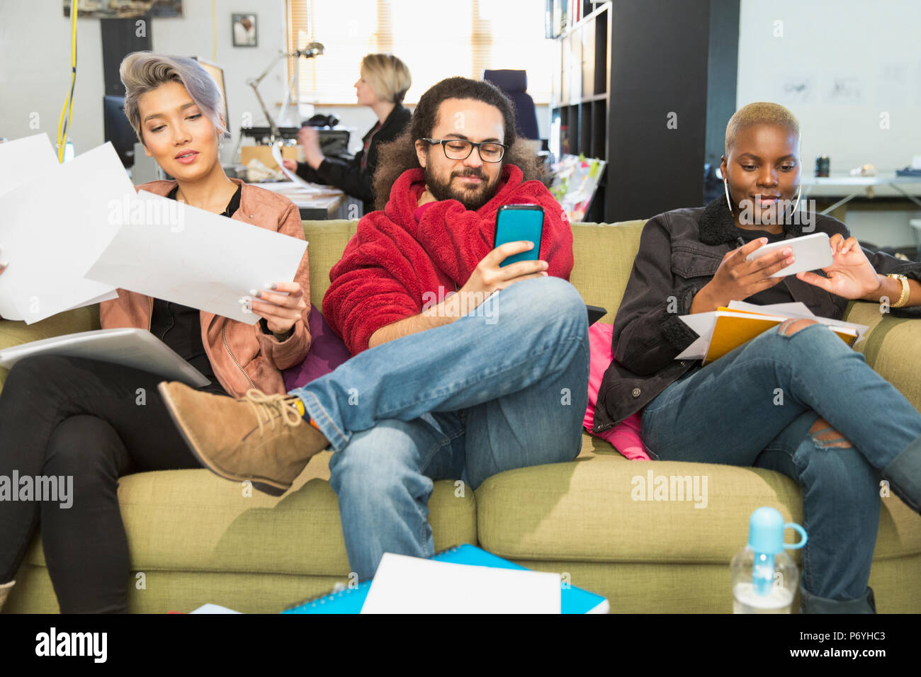 Kreative Geschäftsleute mit Smartphones im Büro Stockfoto