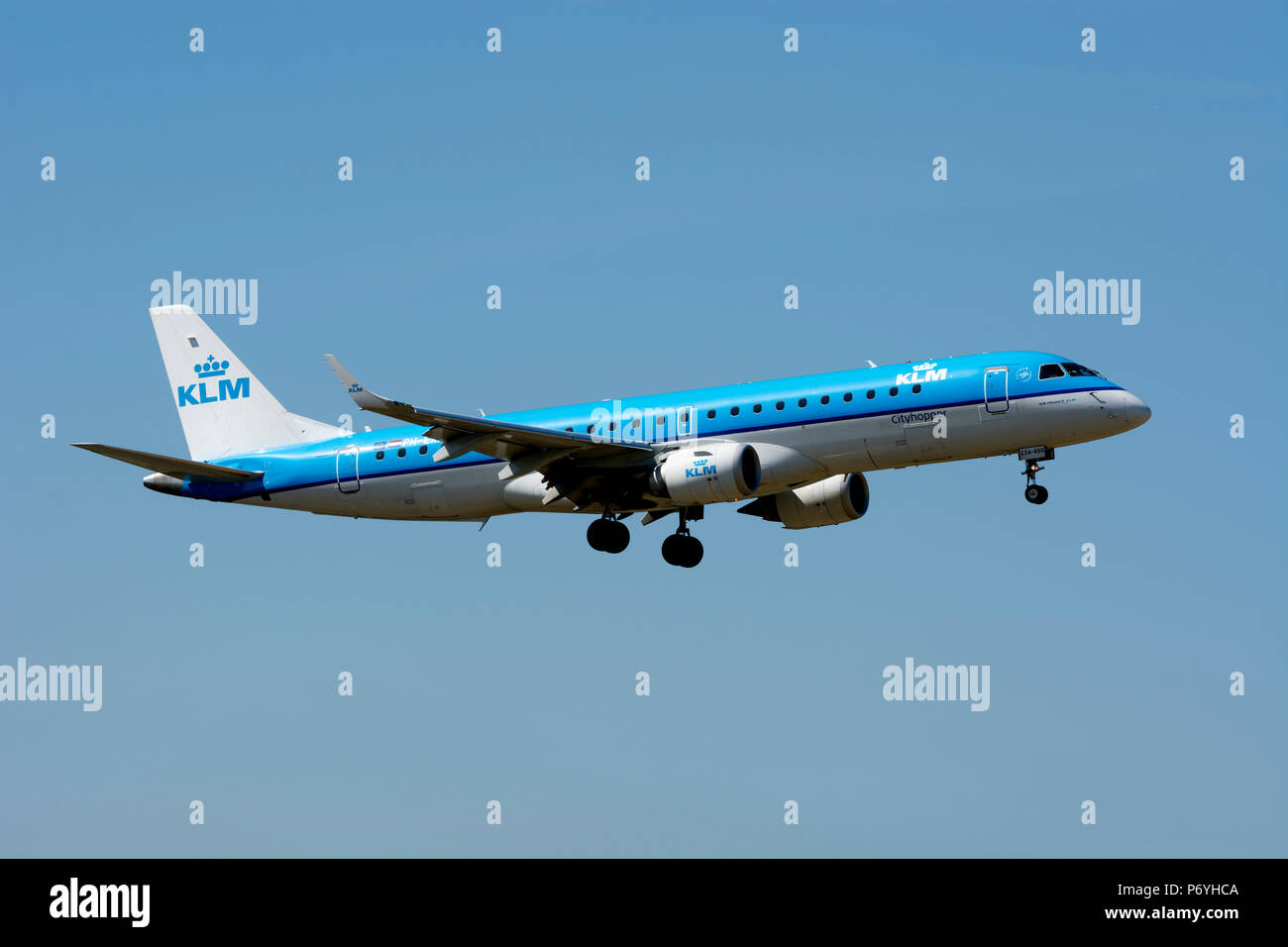 KLM Cityhopper Embraer 190 Landung am Flughafen Birmingham, UK (PH-EXA) Stockfoto