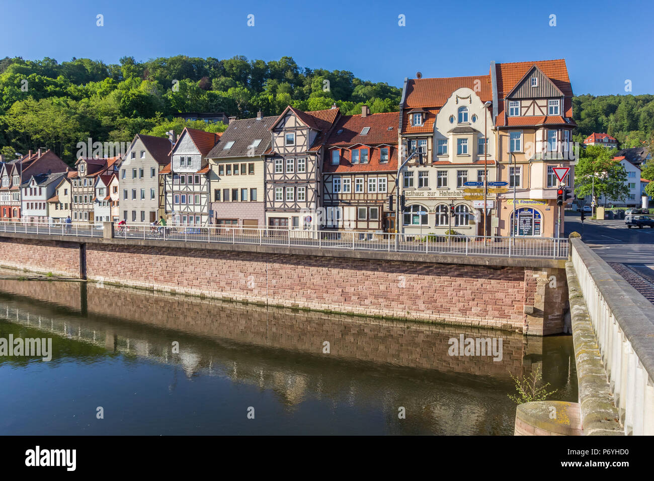 Die alten Häuser an der Werra Riverside in Hannoversch munden, Deutschland Stockfoto