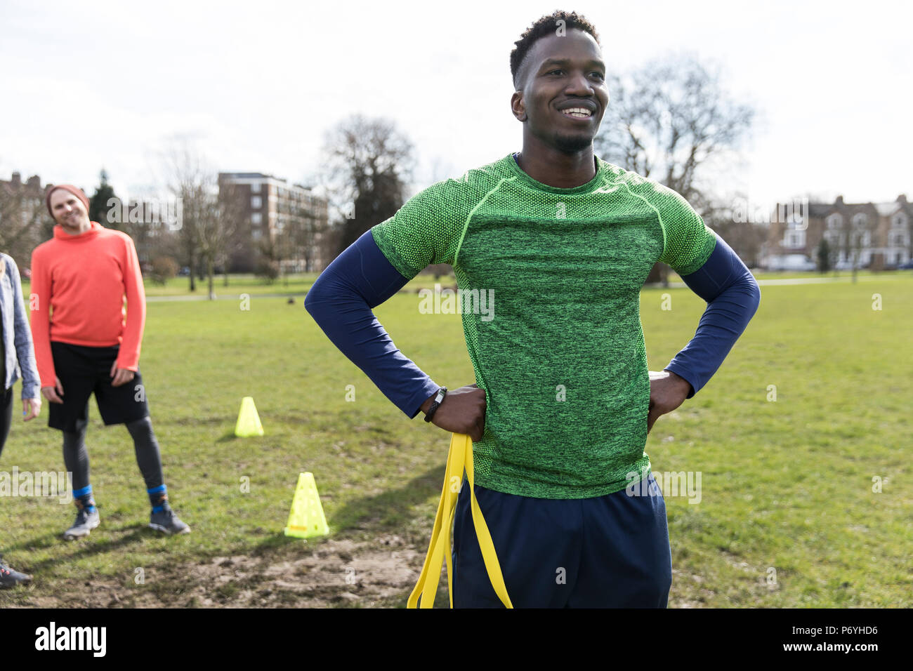 Portrait zuversichtlich, lächelnden jungen Mann Training in Park Stockfoto