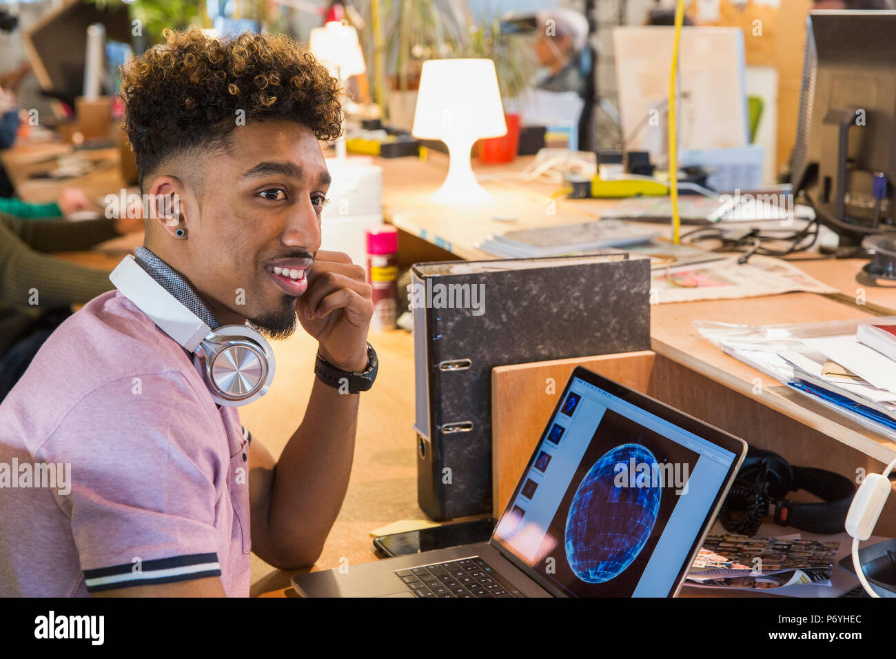 Kreative Geschäftsmann mit Kopfhörern am Laptop arbeiten im Büro Stockfoto