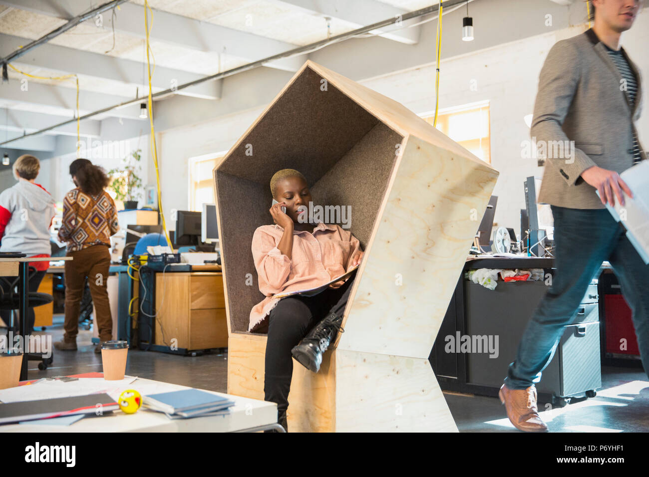 Kreative Geschäftsfrau mit Smart Phone im Büro Ablage Stockfoto