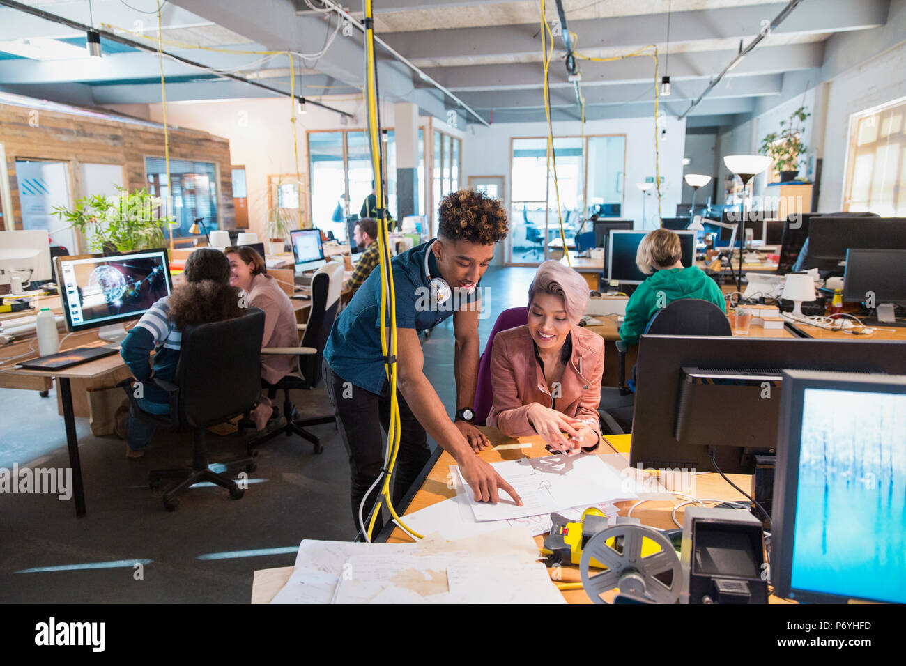 Creative Business Leute treffen, Schreibarbeit diskutieren im Großraumbüro Stockfoto