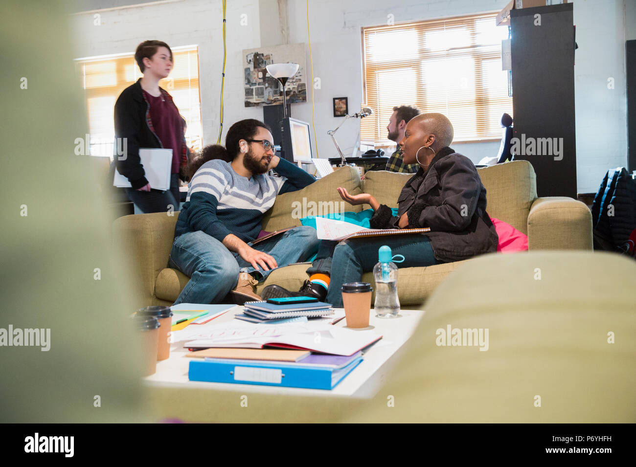 Kreative Business-Leute treffen, reden im Büro Stockfoto