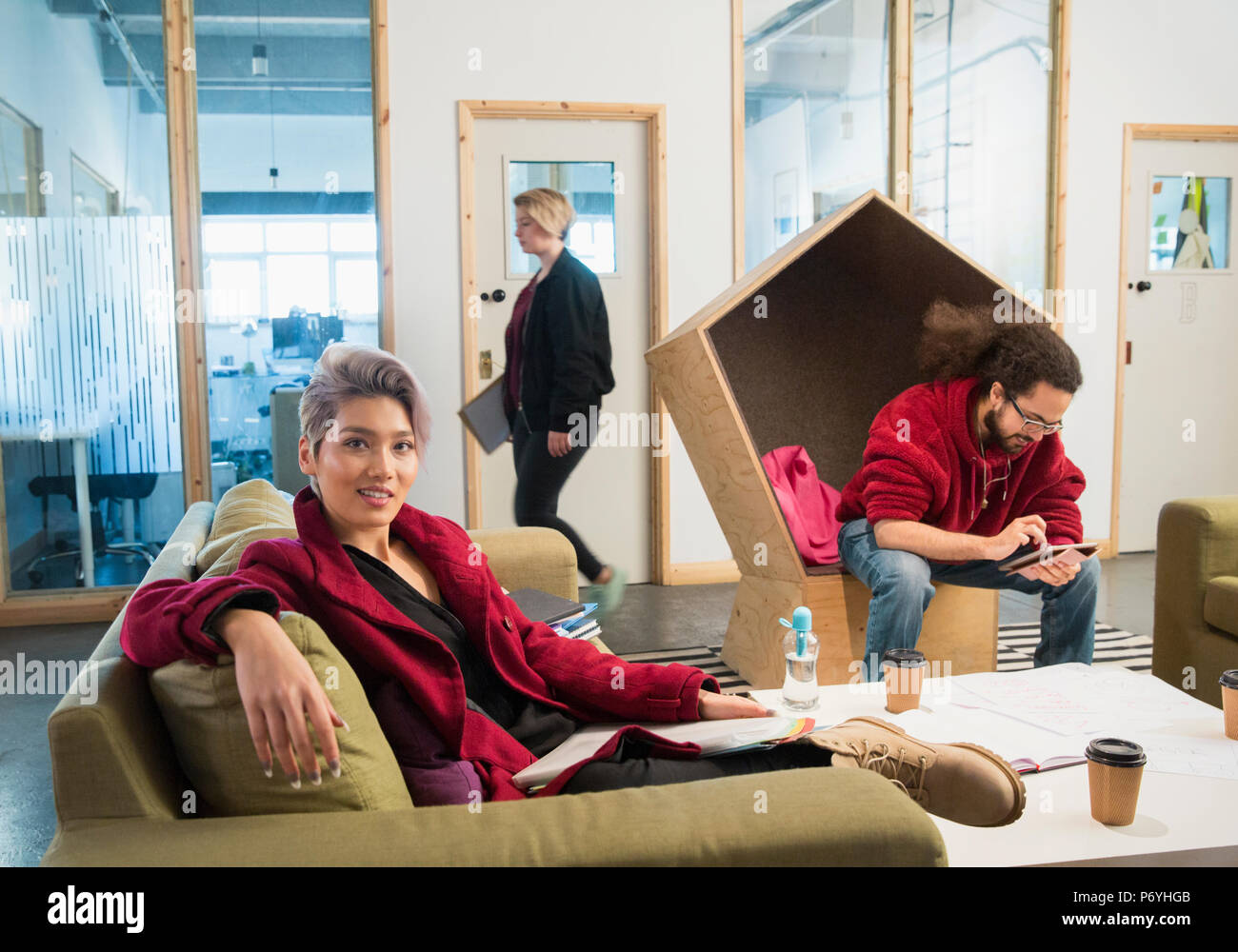 Portrait zuversichtlich kreativen Geschäftsfrau im Großraumbüro Stockfoto