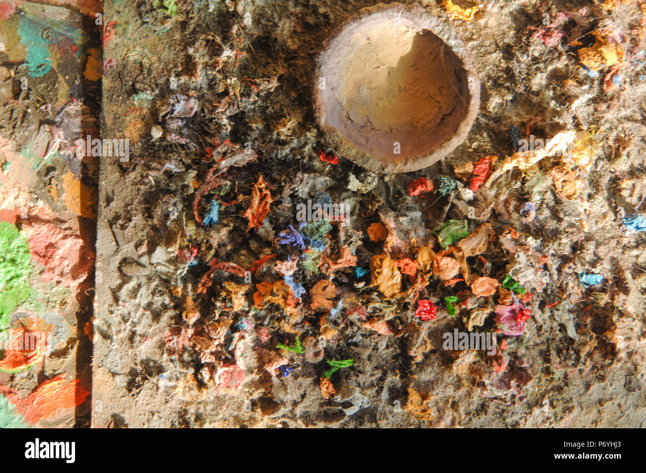 Getrocknete Farbe auf einer hölzernen Oberfläche. top anzeigen. Konzept: künstlerisches und kreatives Chaos Stockfoto