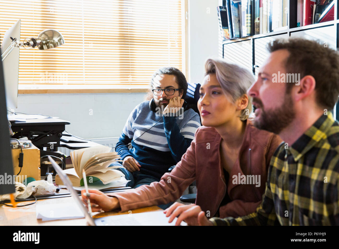 Kreative Geschäftsleute treffen im Büro Stockfoto
