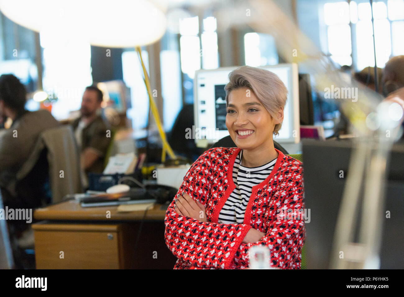 Lächelnd, selbstbewussten kreativen Geschäftsfrau arbeiten im Büro Stockfoto