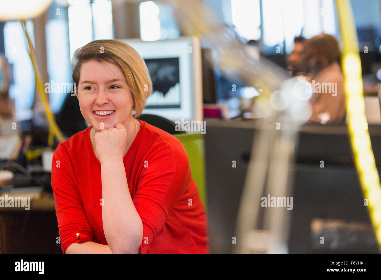 Lächelnde Geschäftsfrau im Büro Stockfoto