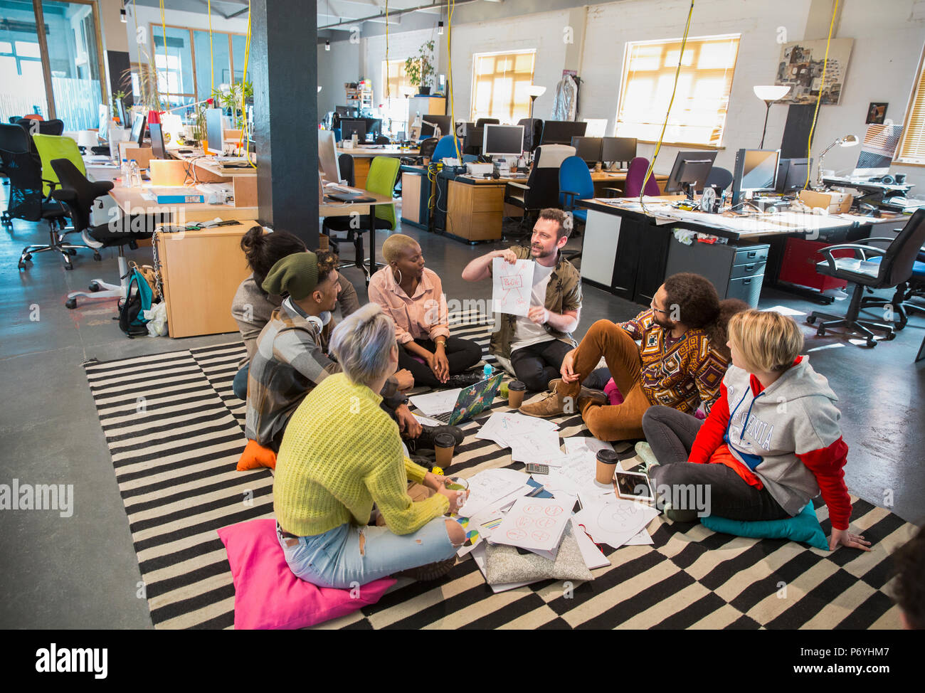 Creative Business Leute treffen, Brainstorming im Kreis auf dem Boden im Büro Stockfoto