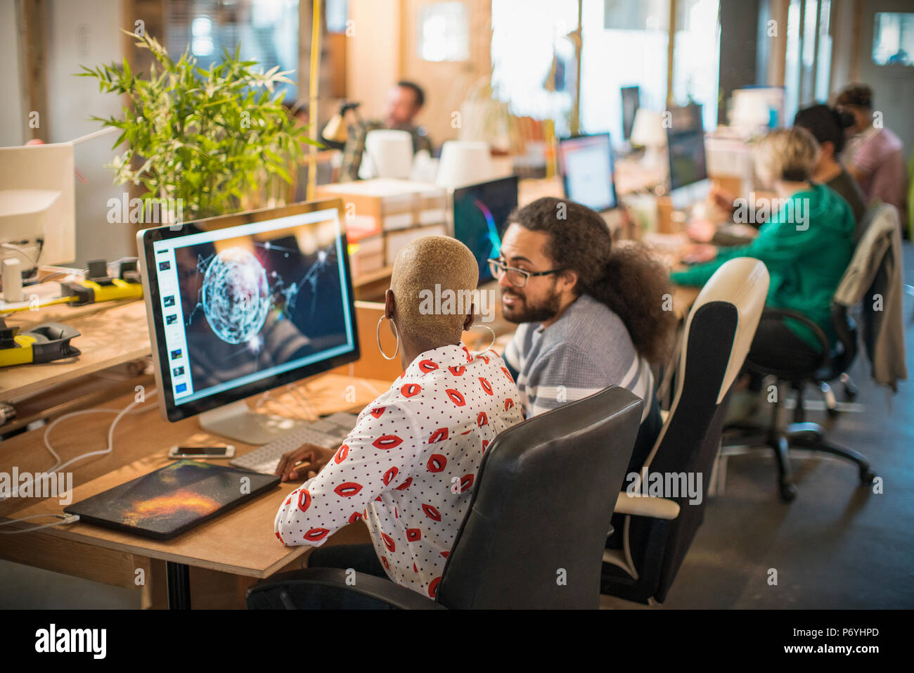 Designer treffen, Arbeiten am Computer in Großraumbüro Stockfoto