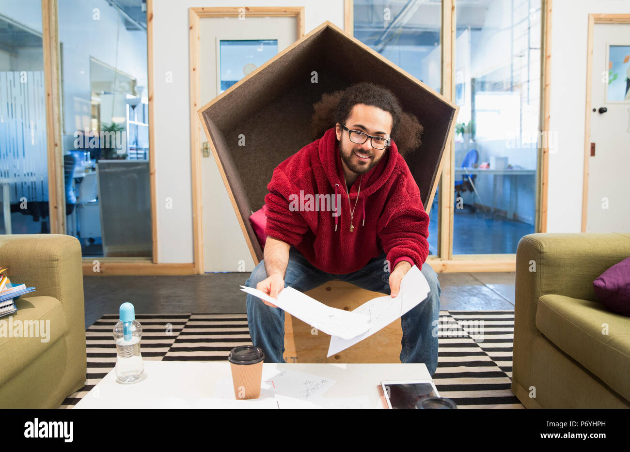 Porträt Lächeln, zuversichtlich, dass kreative Unternehmer arbeiten im Büro Stockfoto
