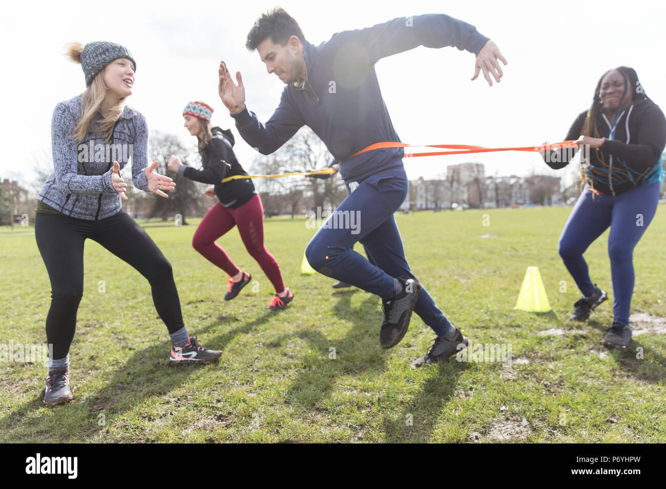 Leute trainieren, team building Übung im sonnigen Park Stockfoto