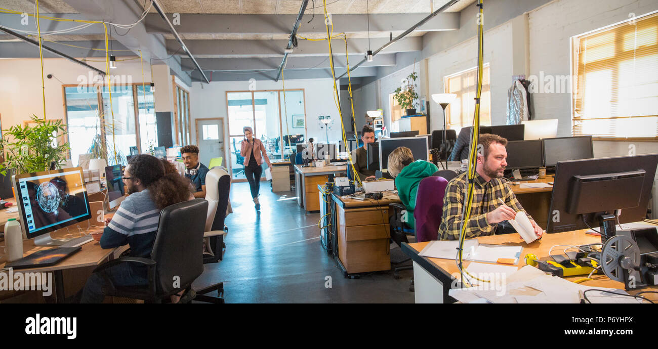 Kreative Geschäftsleute arbeiten im Großraumbüro Stockfoto