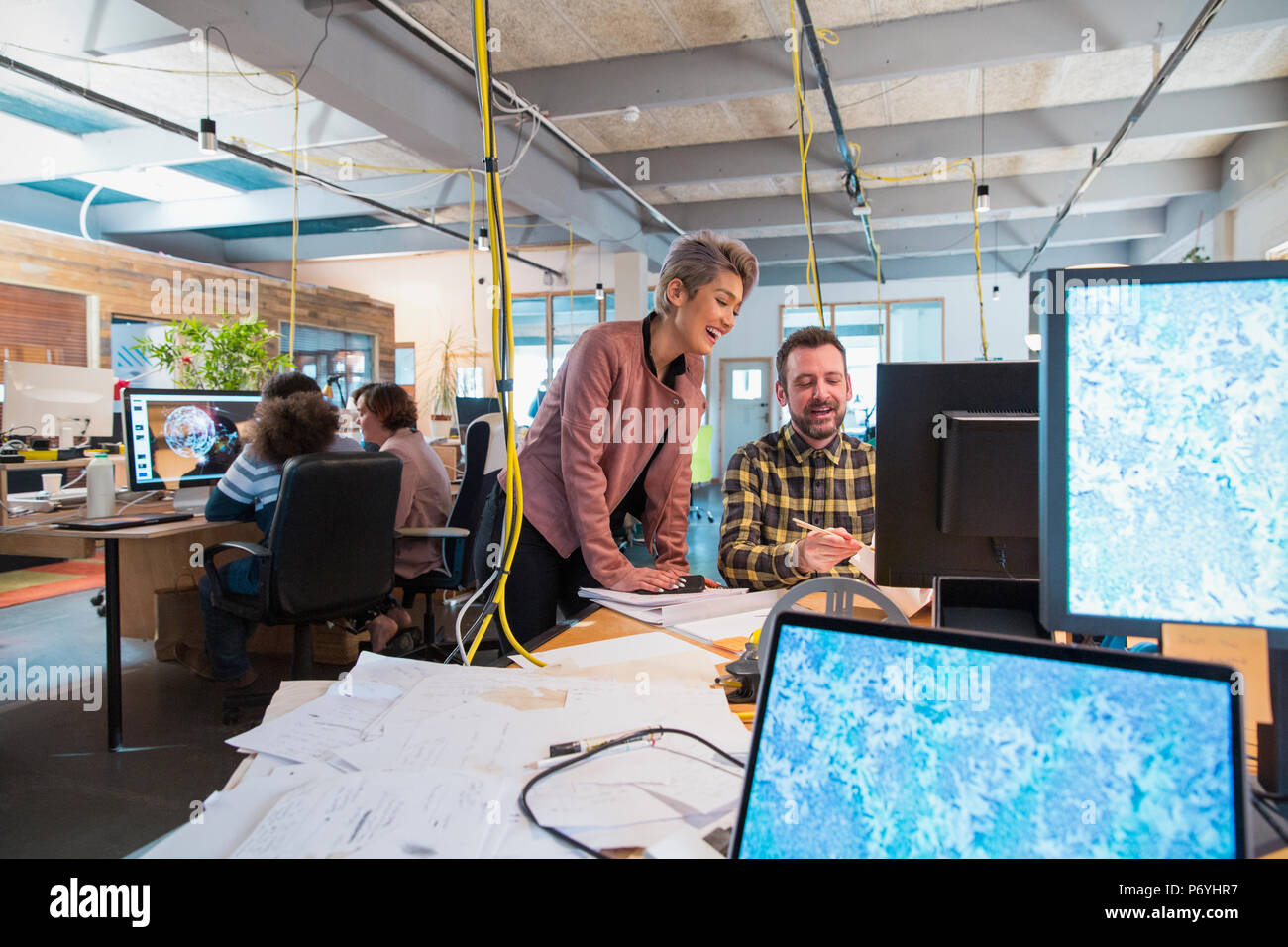 Kreative Geschäftsleute arbeiten im Großraumbüro Stockfoto