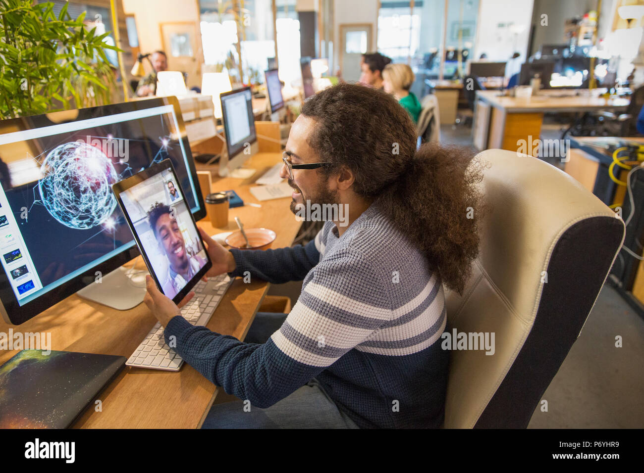 Kreative Designer Video-Chats mit Kollegen auf digitalen Tablette im Büro Stockfoto