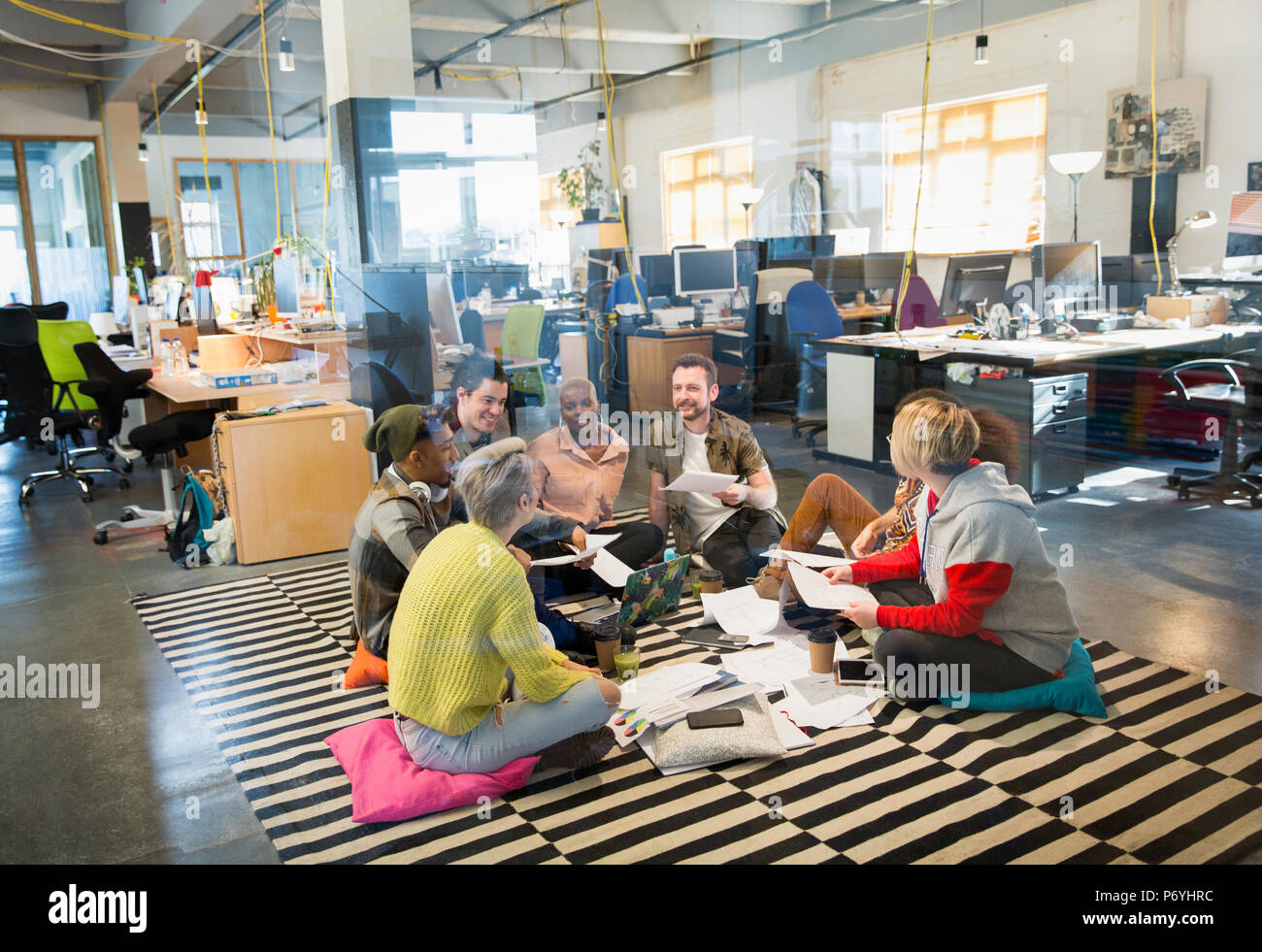Creative Business Team Meeting, Brainstorming im Kreis auf dem Boden Stockfoto