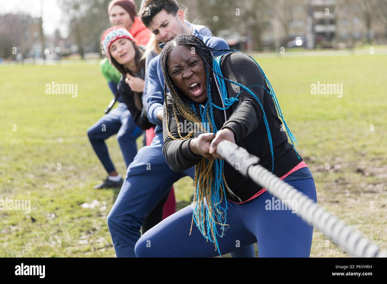 Bestimmt Team zieht das Seil im Tauziehen im Park Stockfoto