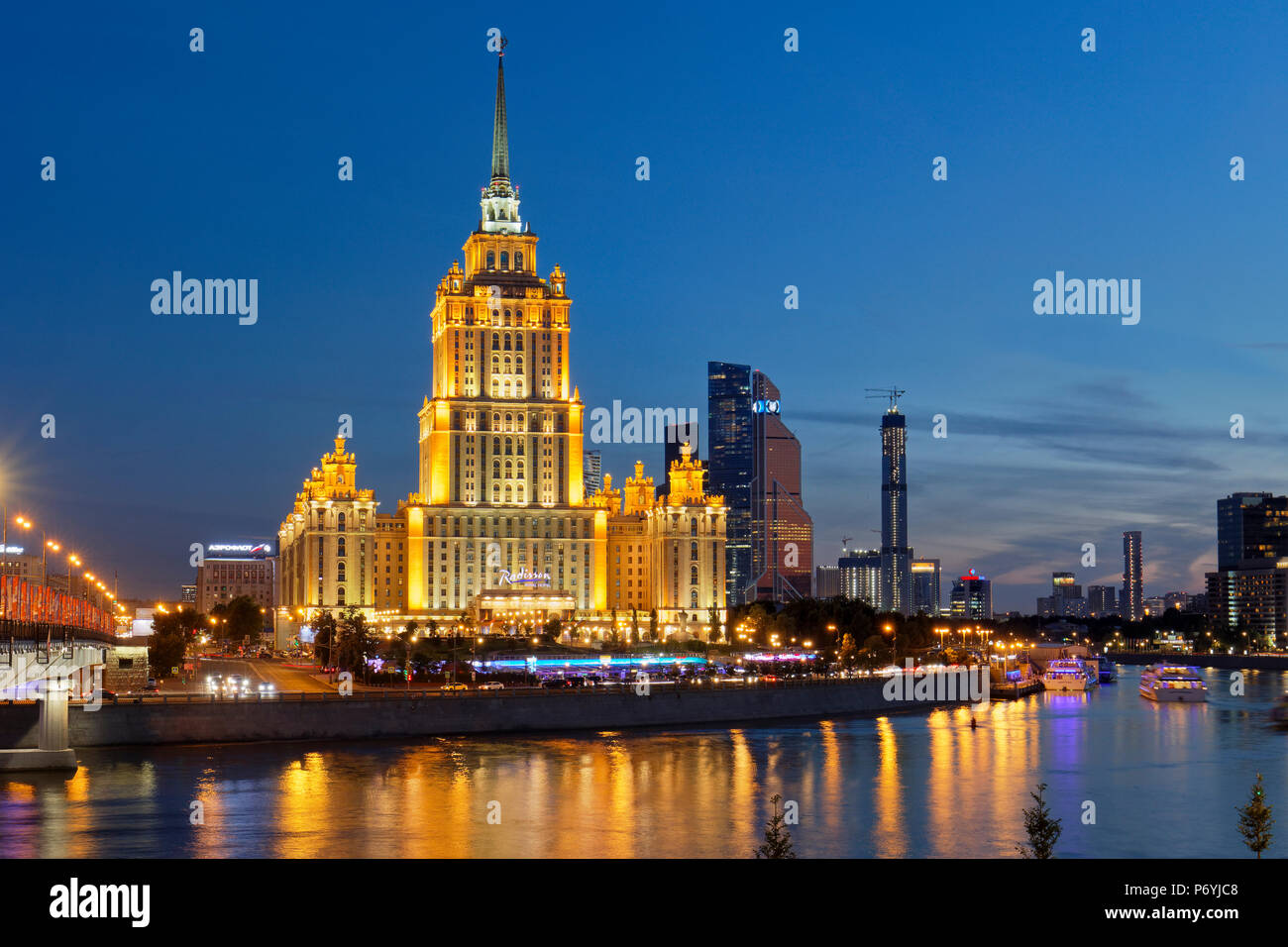Radisson Royal Hotel Stalinistischen Stil Hochhaus auf der Moskwa bei Einbruch der Dunkelheit beleuchtet. Moskau, Russland. Stockfoto
