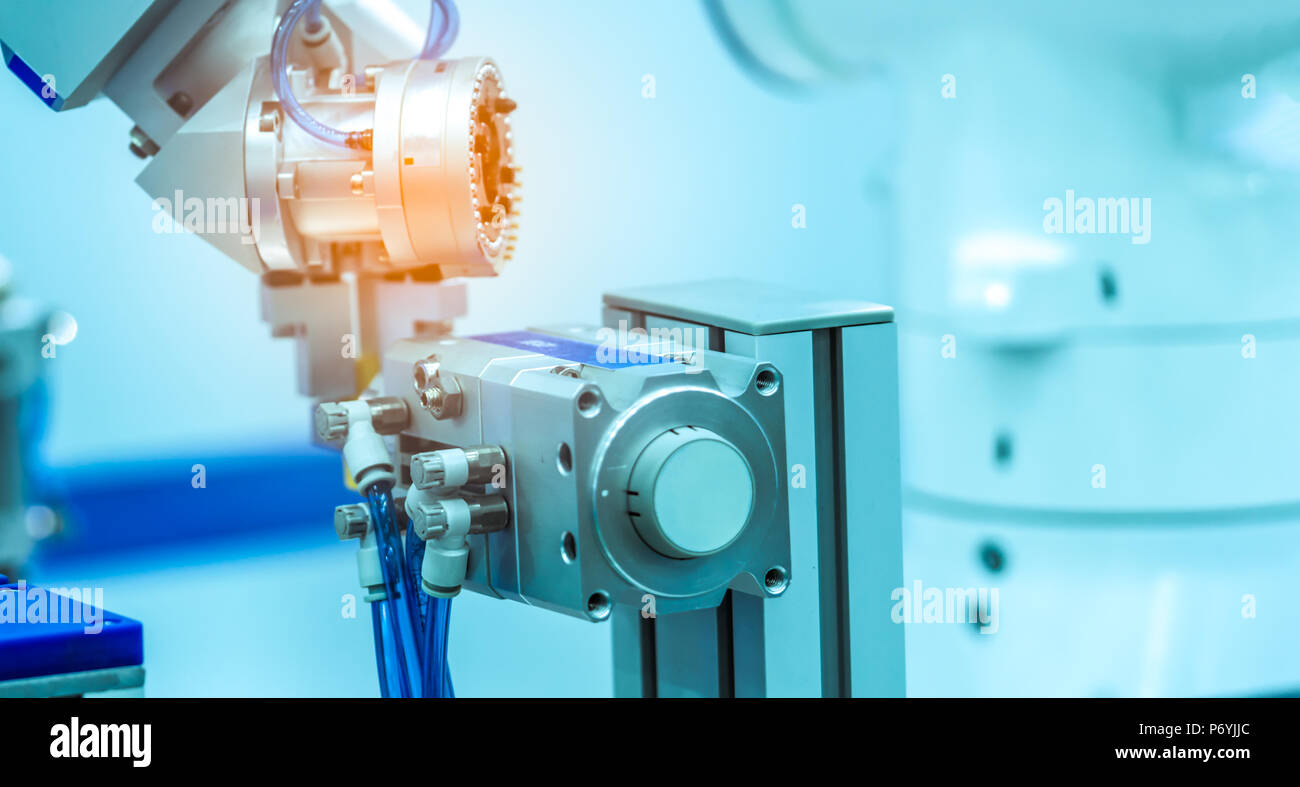Roboter Hand Maschine greifen simulierten Objekt auf verschwommenen Hintergrund. Intelligente Roboter in der verarbeitenden Industrie. Robotik Werkzeug im Werk. Roboter enginee Stockfoto