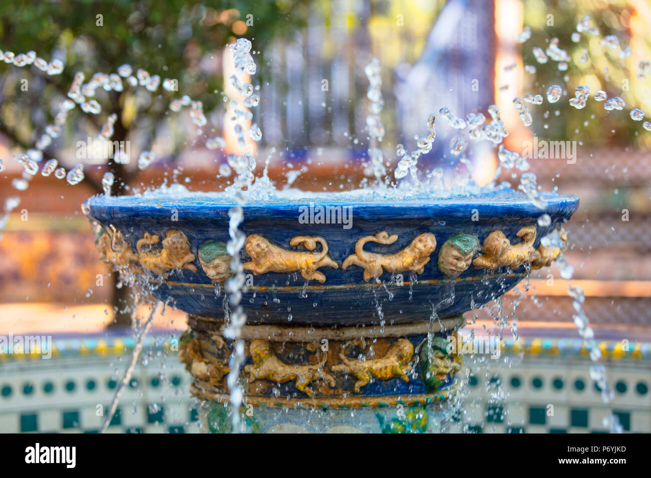 Detail einer dekorierten Brunnen innerhalb des "Andalusischen Innenhof (Patio Andaluz). Rosedal Garten, Palermo, Buenos Aires, Argentinien. Stockfoto