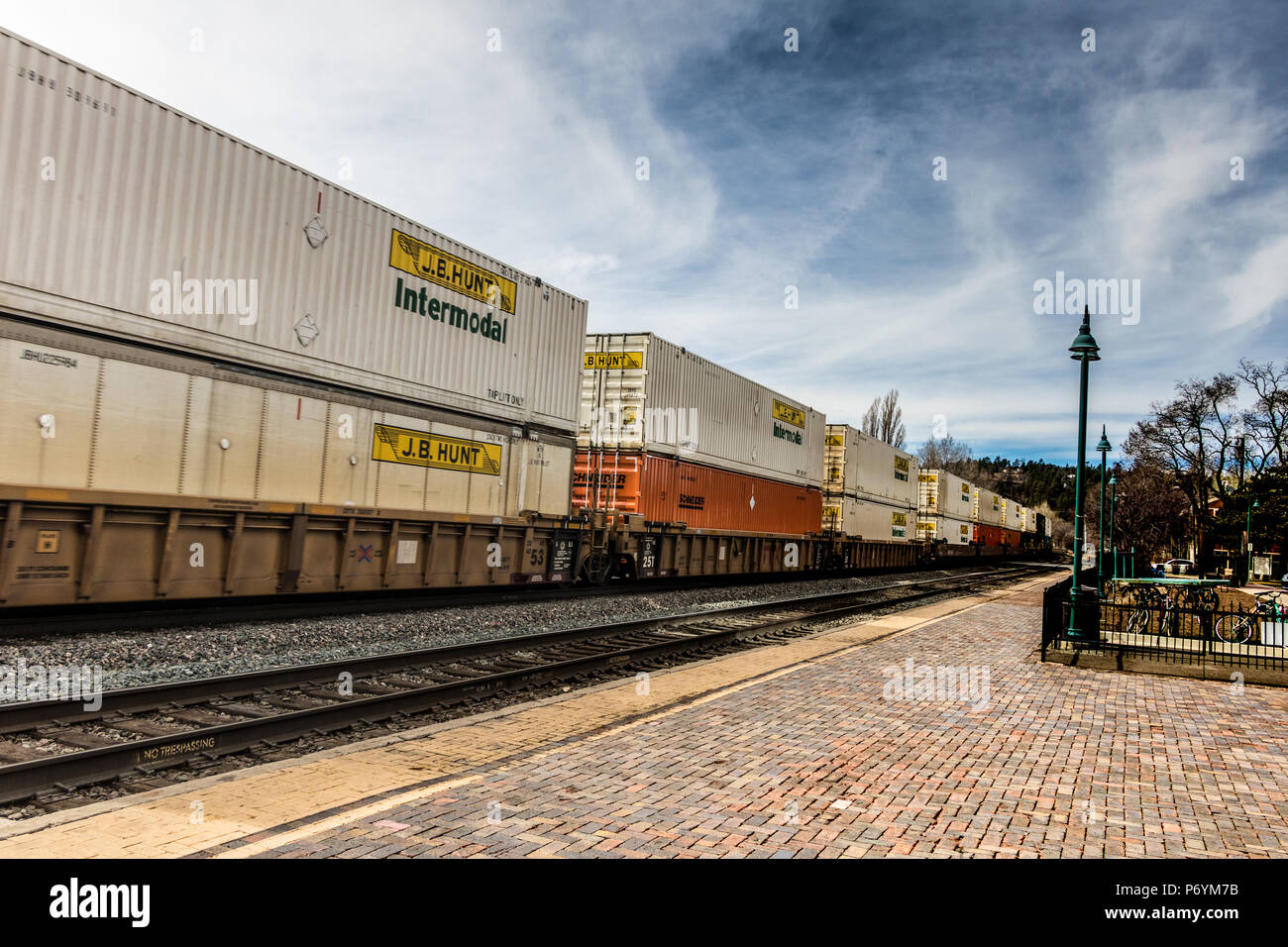 BNSF Eastbound Container Zug rollt durch Flagstaff, AZ Stockfoto