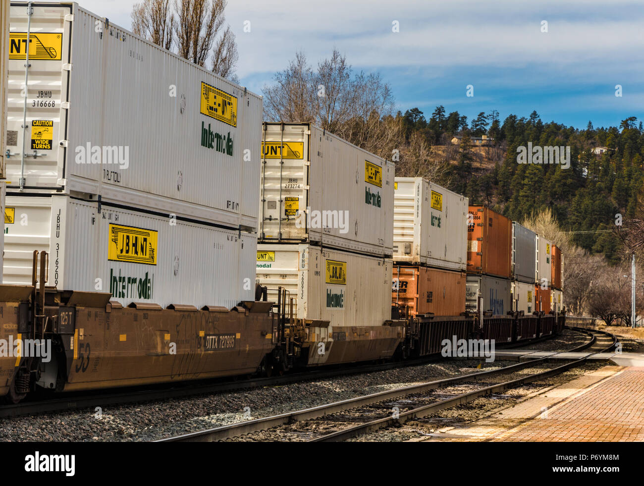 BNSF Eastbound Container Zug rollt durch Flagstaff, AZ Stockfoto