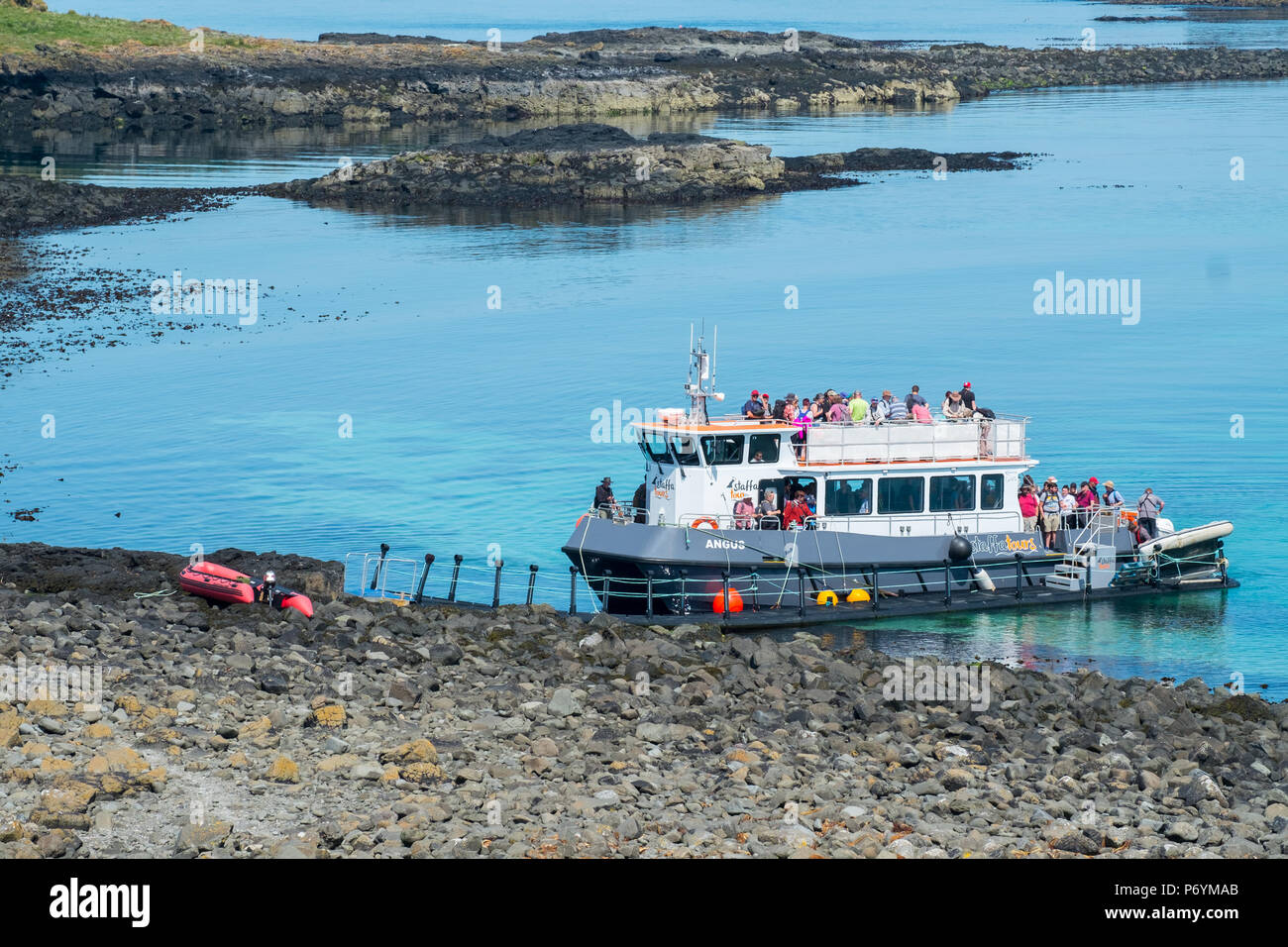 Tour Boot mit einem schwimmenden Ponton zu Zugang Lunga Treshnish-inseln, Schottland. Es gibt keine dauerhafte Dock oder helling auf der Insel. Stockfoto