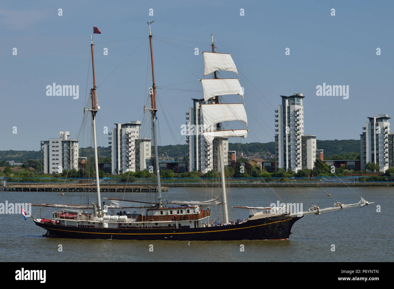 Tall Ship die Gulden Leeuw kommt auf der Themse in London vor der Sail Royal Greenwich 2018 Veranstaltung Stockfoto