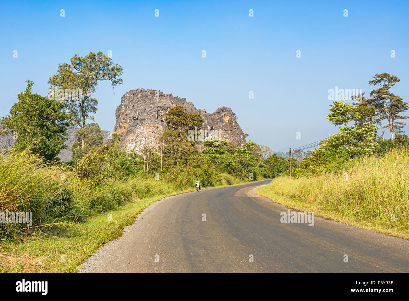 Na Hin, Laos Nov 3, 2018: Mann, Motor Bike auf der Straße von Kalkstein Wald in der Nähe von na Hin in Laos. Stockfoto