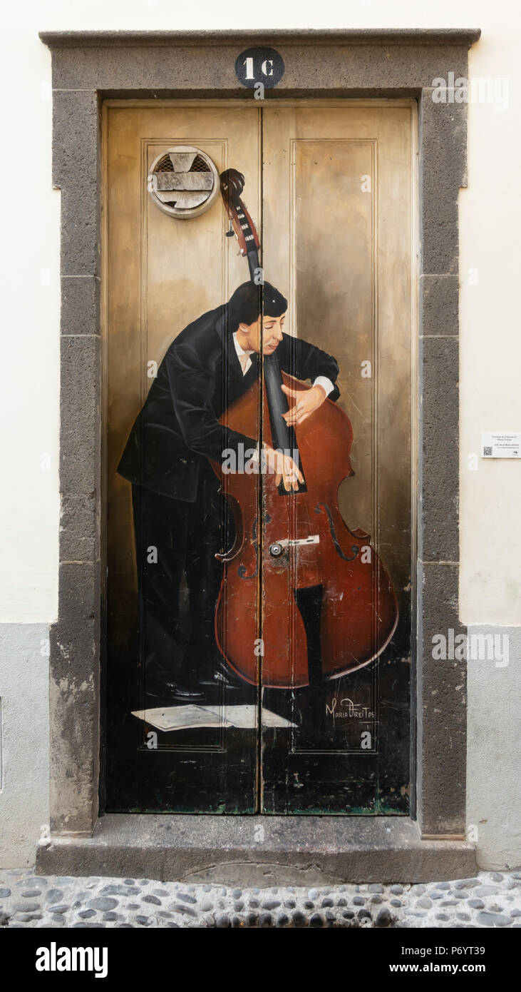 Lackierte Türen in der Altstadt Funchals, Madeira, Portugal. Stockfoto