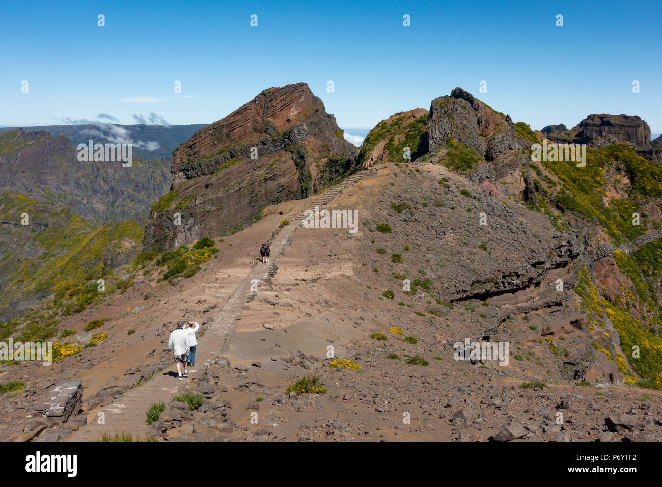 Wanderer auf dem Fußweg über Pico Do Arieiro, dem dritthöchsten Gipfel auf Madeira. Stockfoto