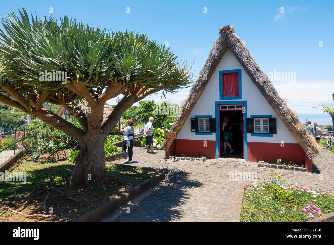 Traditionelle Häuser in Santana, Madeira. Stockfoto