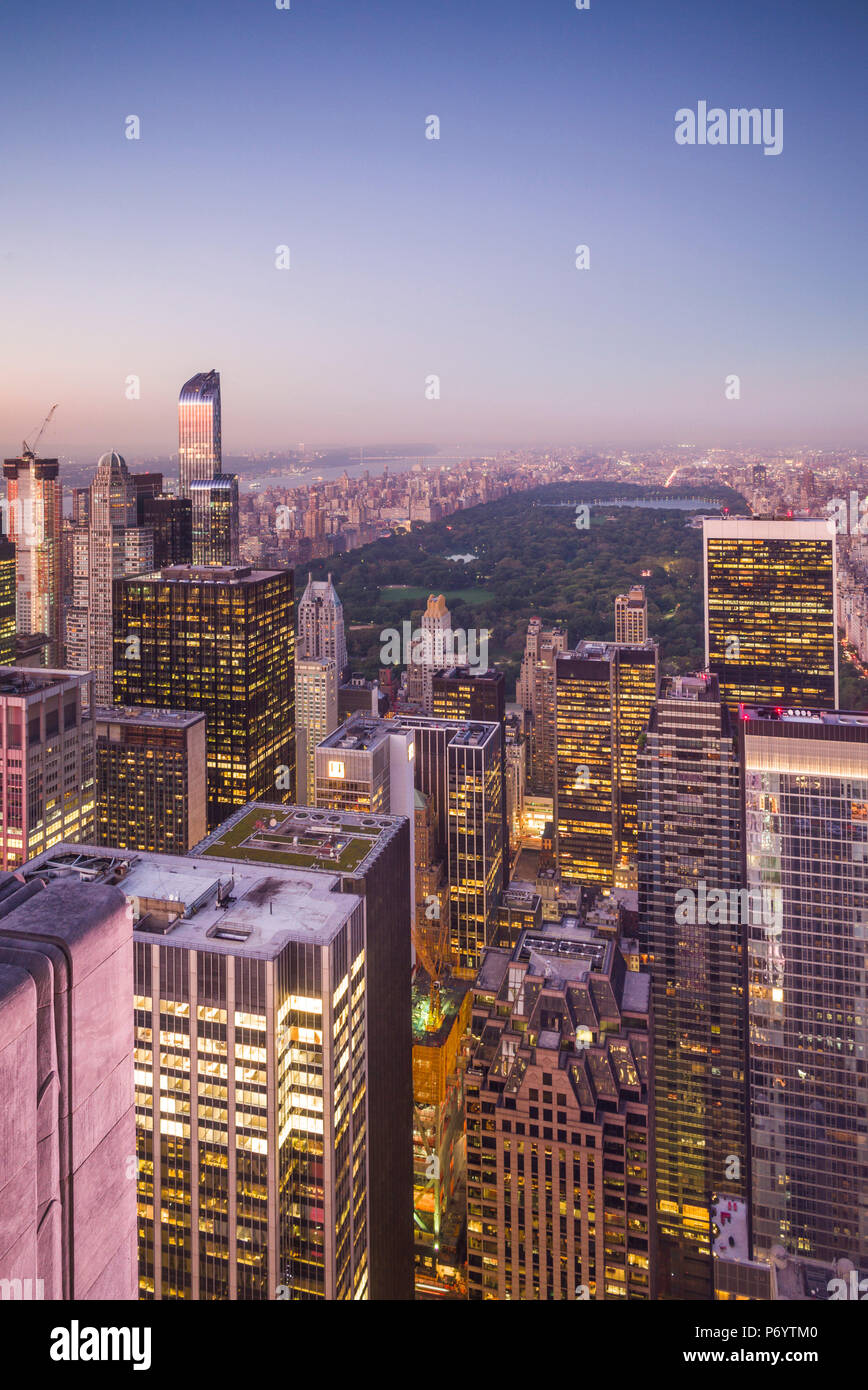 USA, New York, New York City, Midtown Manhattan, erhöhten Blick in Richtung Central Park, Dämmerung Stockfoto