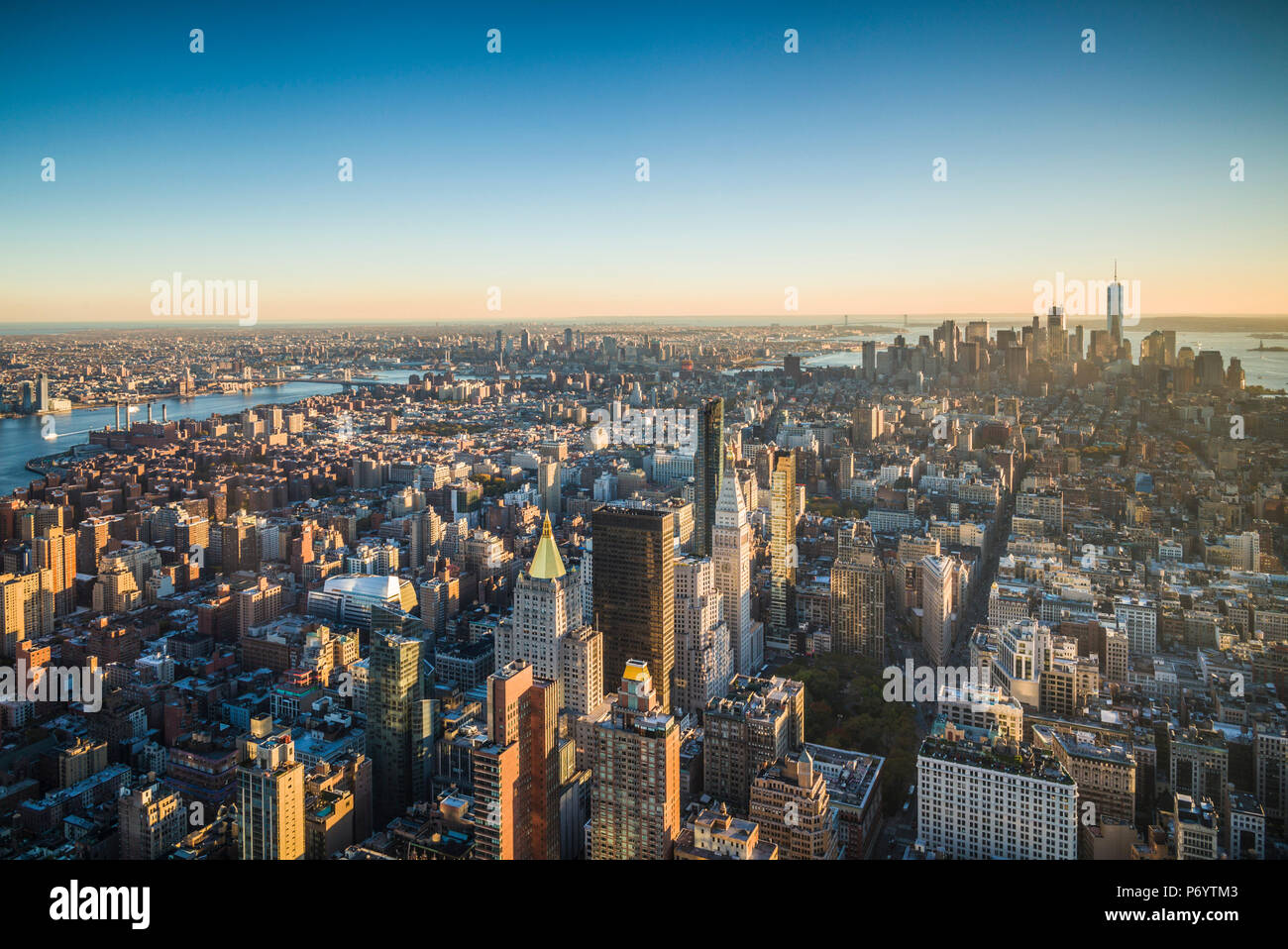 USA, New York, New York City, Midtown Manhattan, erhöhten Blick auf Lower Manhattan, Dämmerung Stockfoto