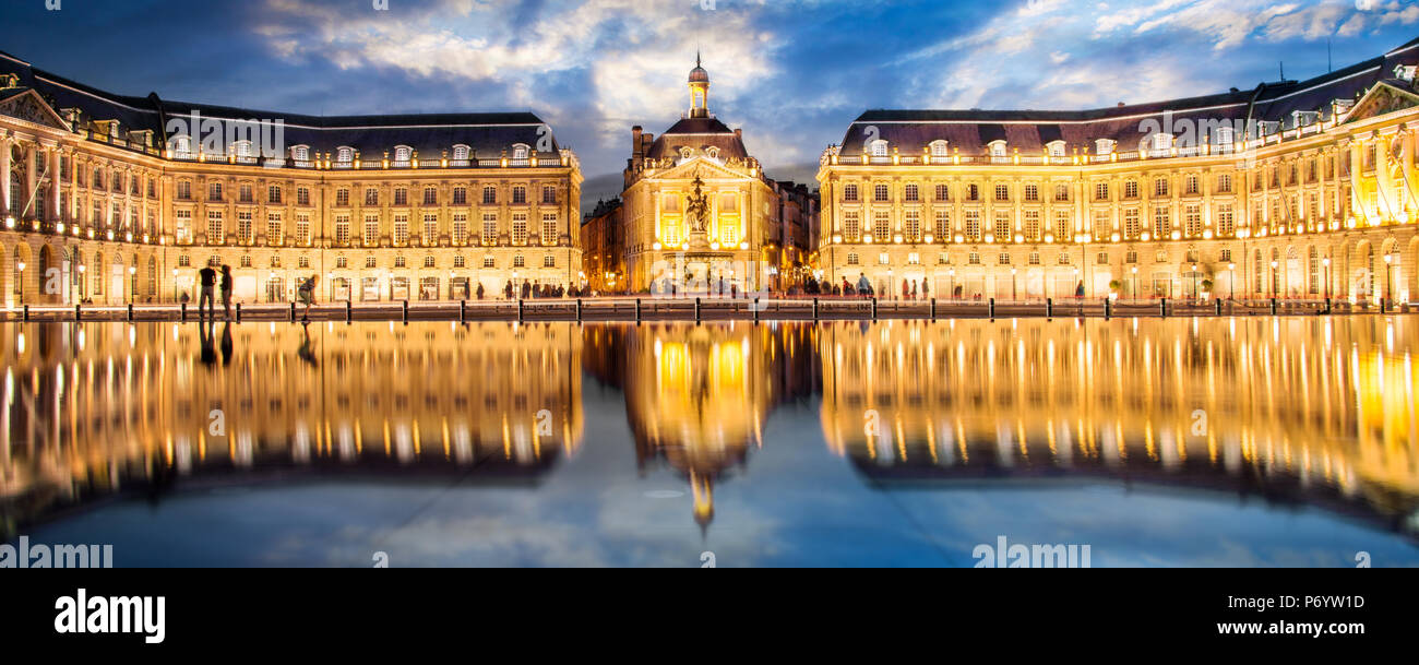 Ort la Bourse in Bordeaux, der Wasserspiegel bei Nacht, Frankreich Stockfoto