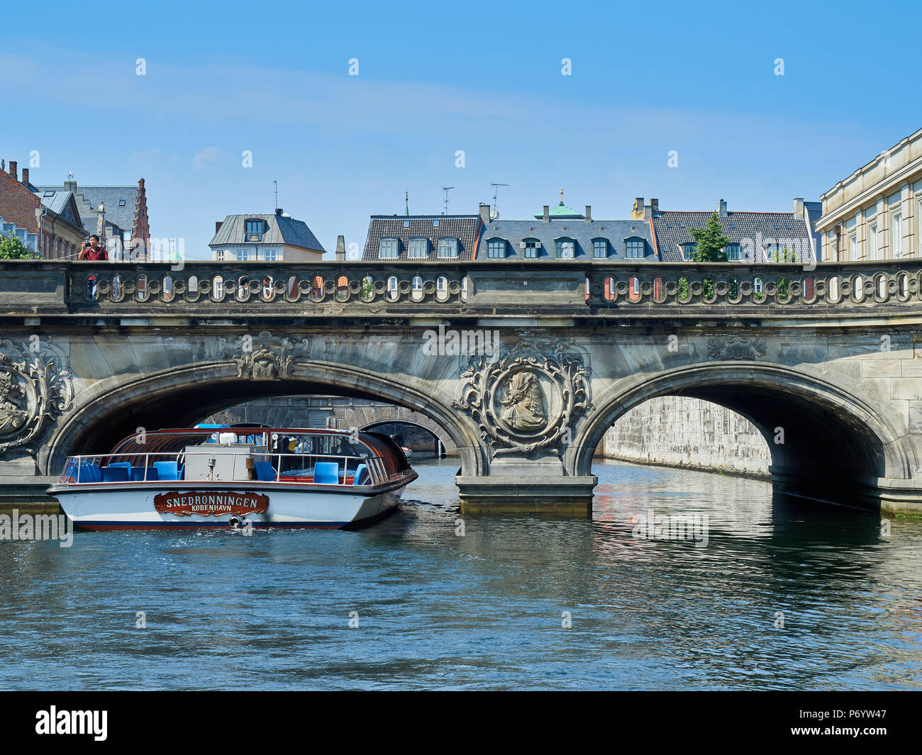 Kopenhagen, Dänemark - Juni 2016: Boot segeln unter der Brücke entlang Kanal Tour Stockfoto