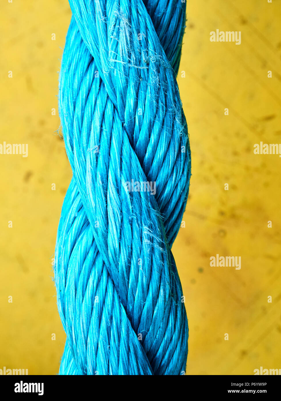 Closeup hellblau Seil auf gelbem Hintergrund Stockfoto