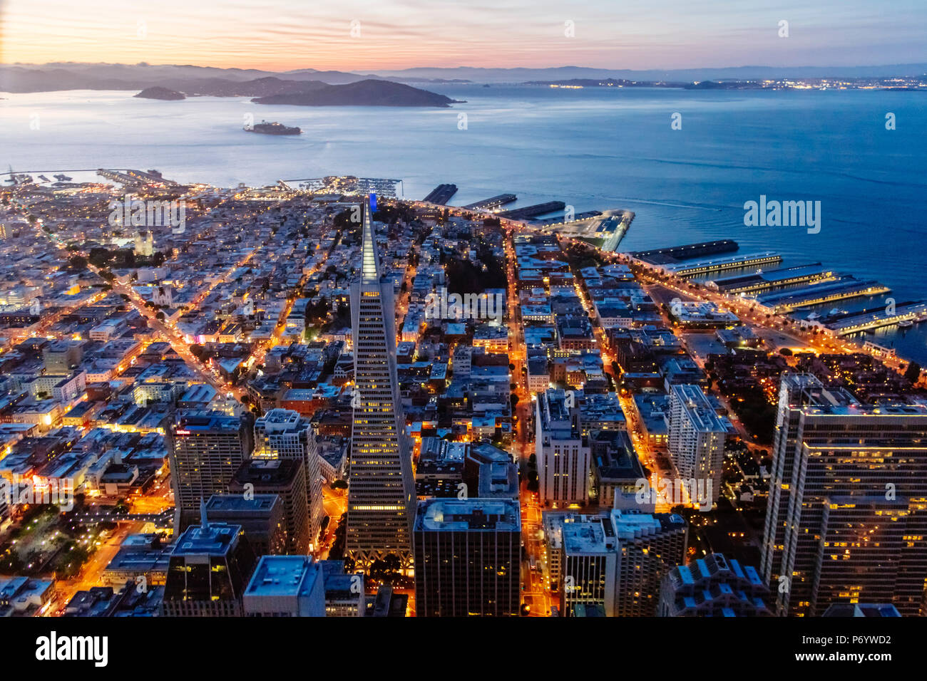 Luftbild der Innenstadt bei Sonnenuntergang, San Francisco, Kalifornien, USA Stockfoto