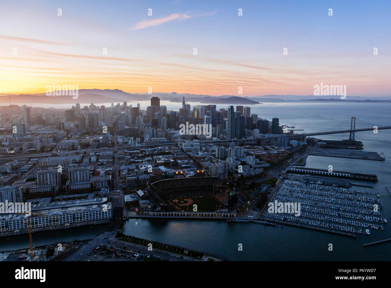 Luftbild der Innenstadt bei Sonnenuntergang, San Francisco, Kalifornien, USA Stockfoto
