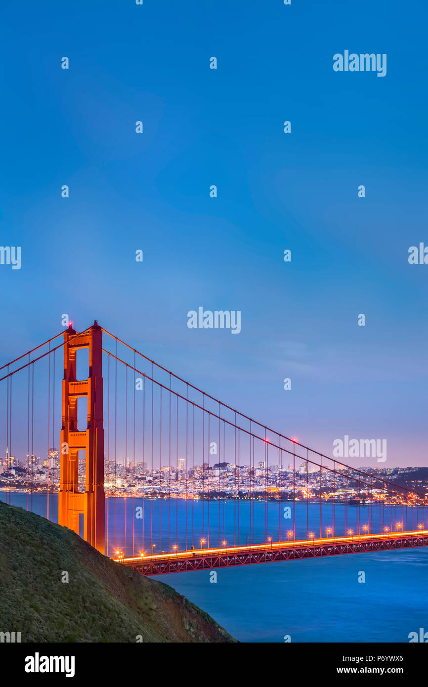 Beleuchtete Golden Gate Bridge, San Francisco, Kalifornien, USA Stockfoto