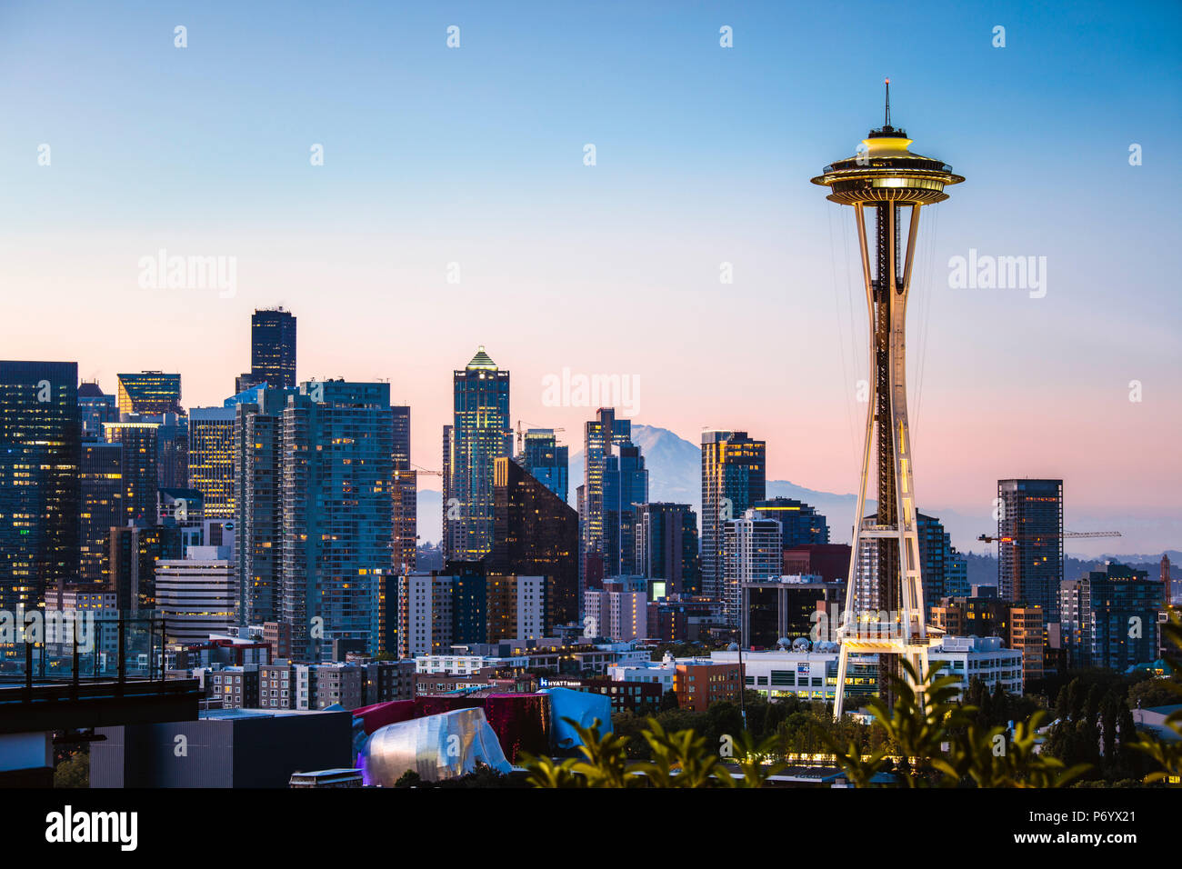 Die Space Needle und die Skyline in der Dämmerung, Seattle, Washington, USA Stockfoto