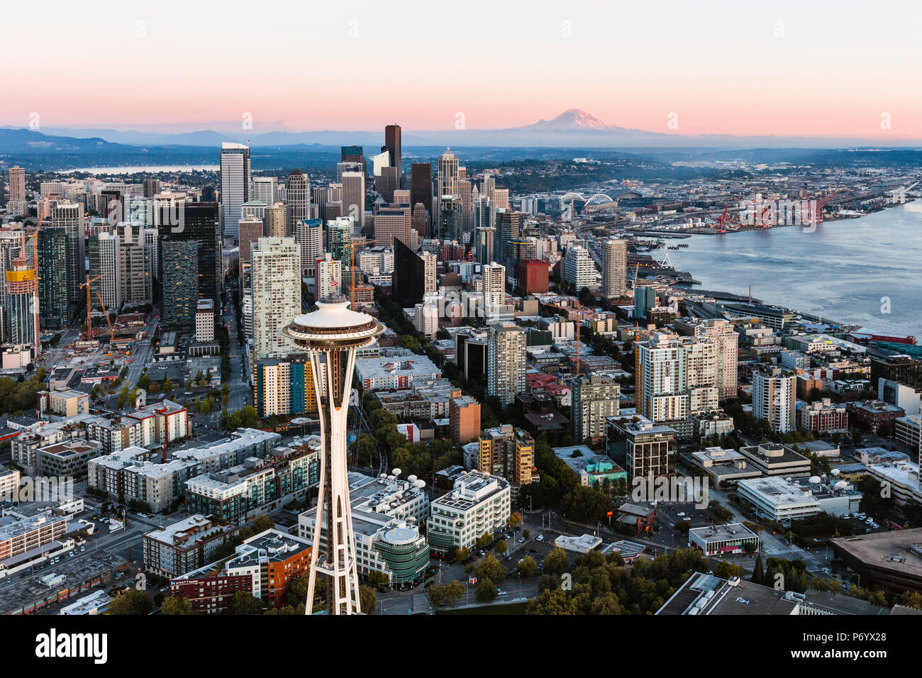 Luftaufnahme der Space Needle und Downtown Skyline bei Sonnenuntergang mit Mt Rainier im Hintergrund, Seattle, Washington, USA Stockfoto