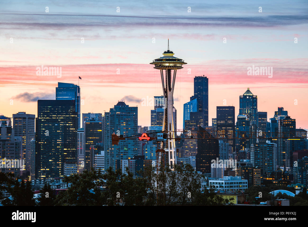 Die Space Needle und die Skyline in der Dämmerung, Seattle, Washington, USA Stockfoto