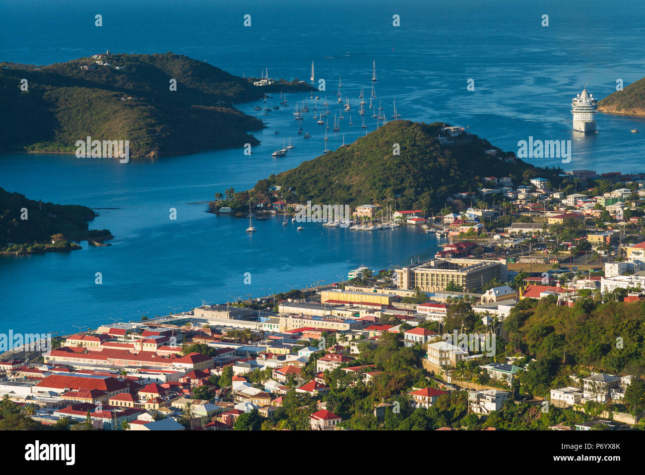 Us Virgin Islands, St. Thomas, Charlotte Amalie, erhöhten die Stadt mit Cruiseship Stockfoto