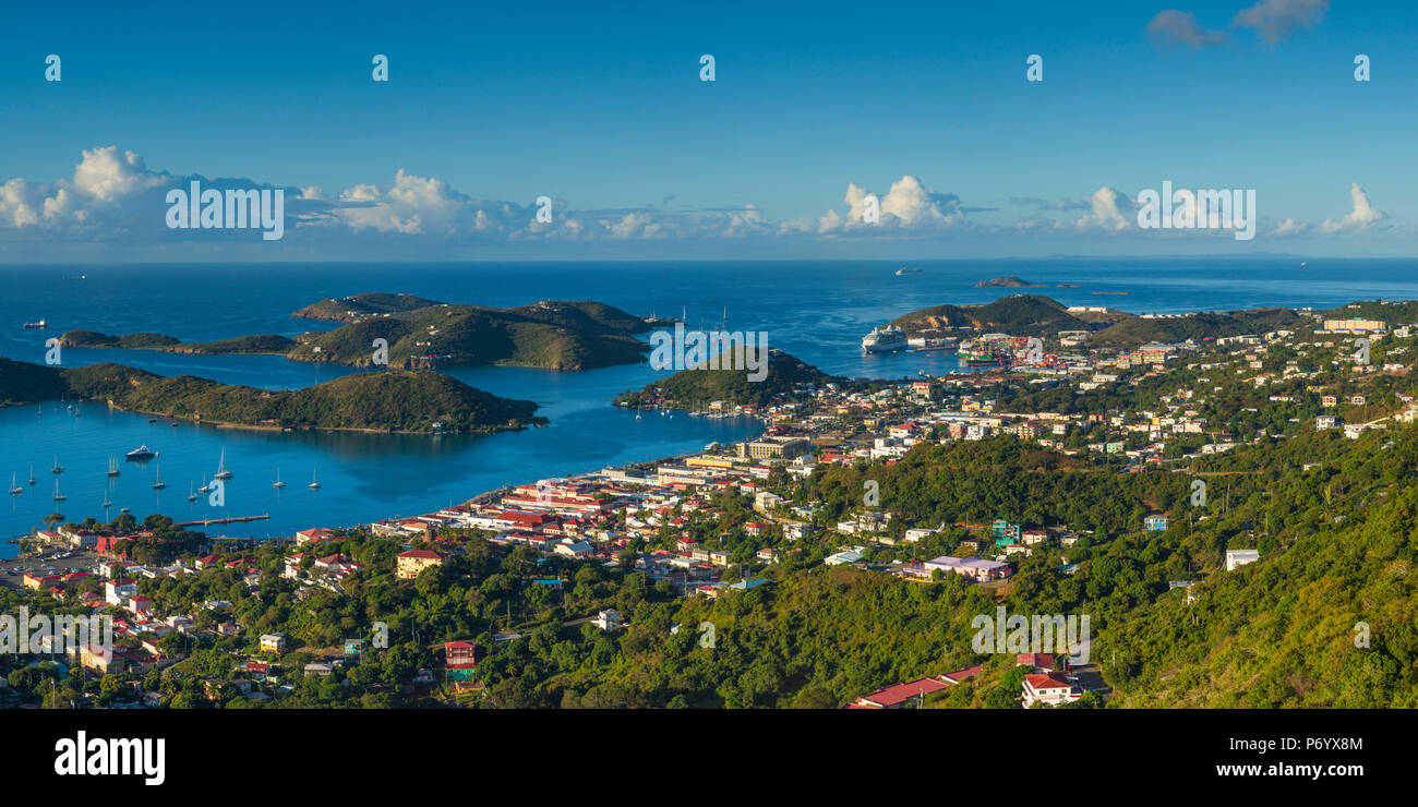 Us Virgin Islands, St. Thomas, Charlotte Amalie, erhöhten Blick auf die Stadt. Stockfoto